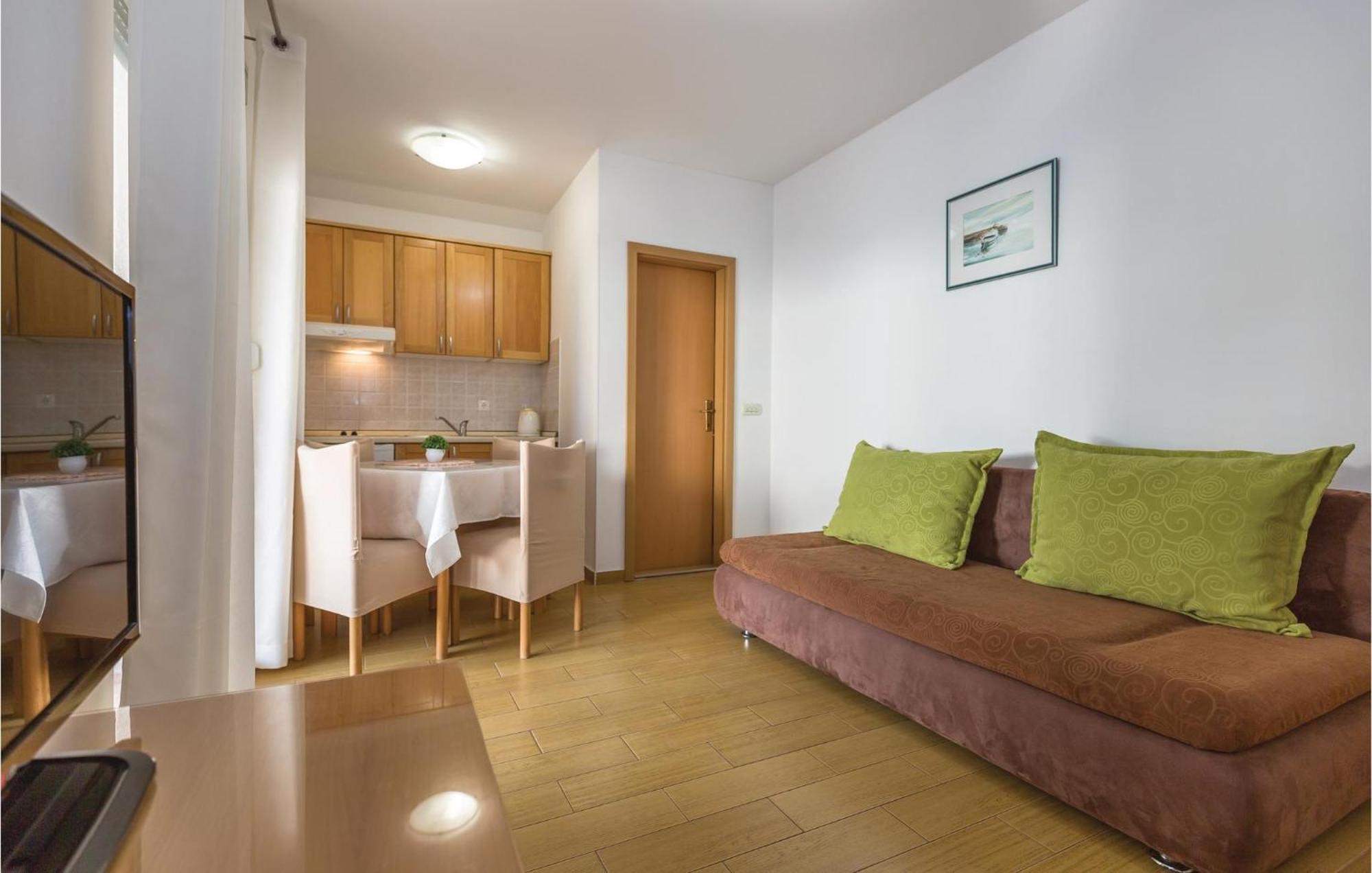 Stunning Apartment In Makarska With Wifi ภายนอก รูปภาพ