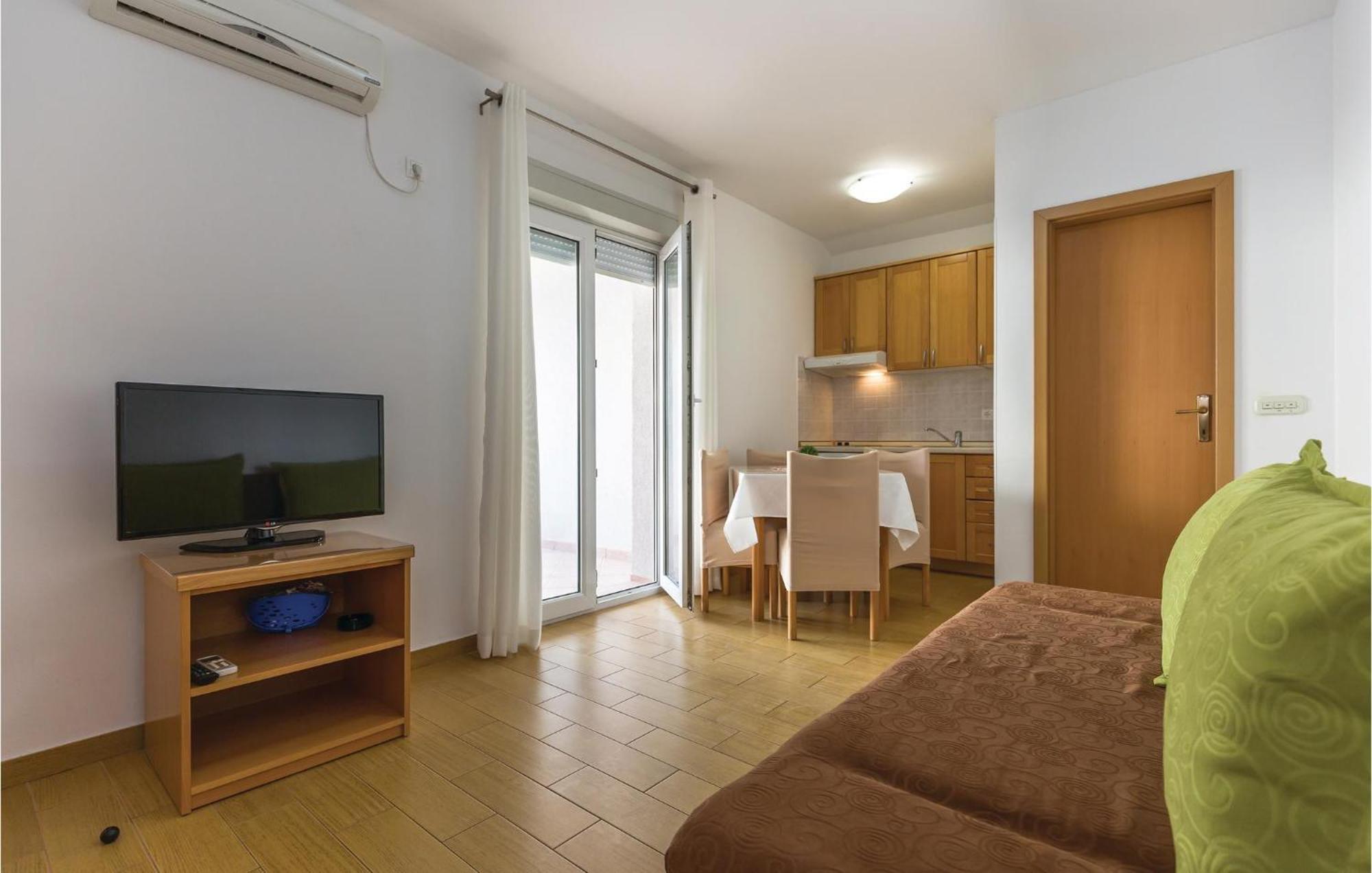 Stunning Apartment In Makarska With Wifi ภายนอก รูปภาพ